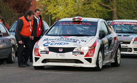 Martin Knudsen og Søren Kjær er klar til start på prøve 1 i Danboring Rally 2010.